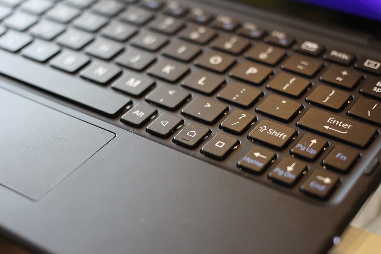 Laptop vs. Tablet for Students: Which Should You Carry? photo